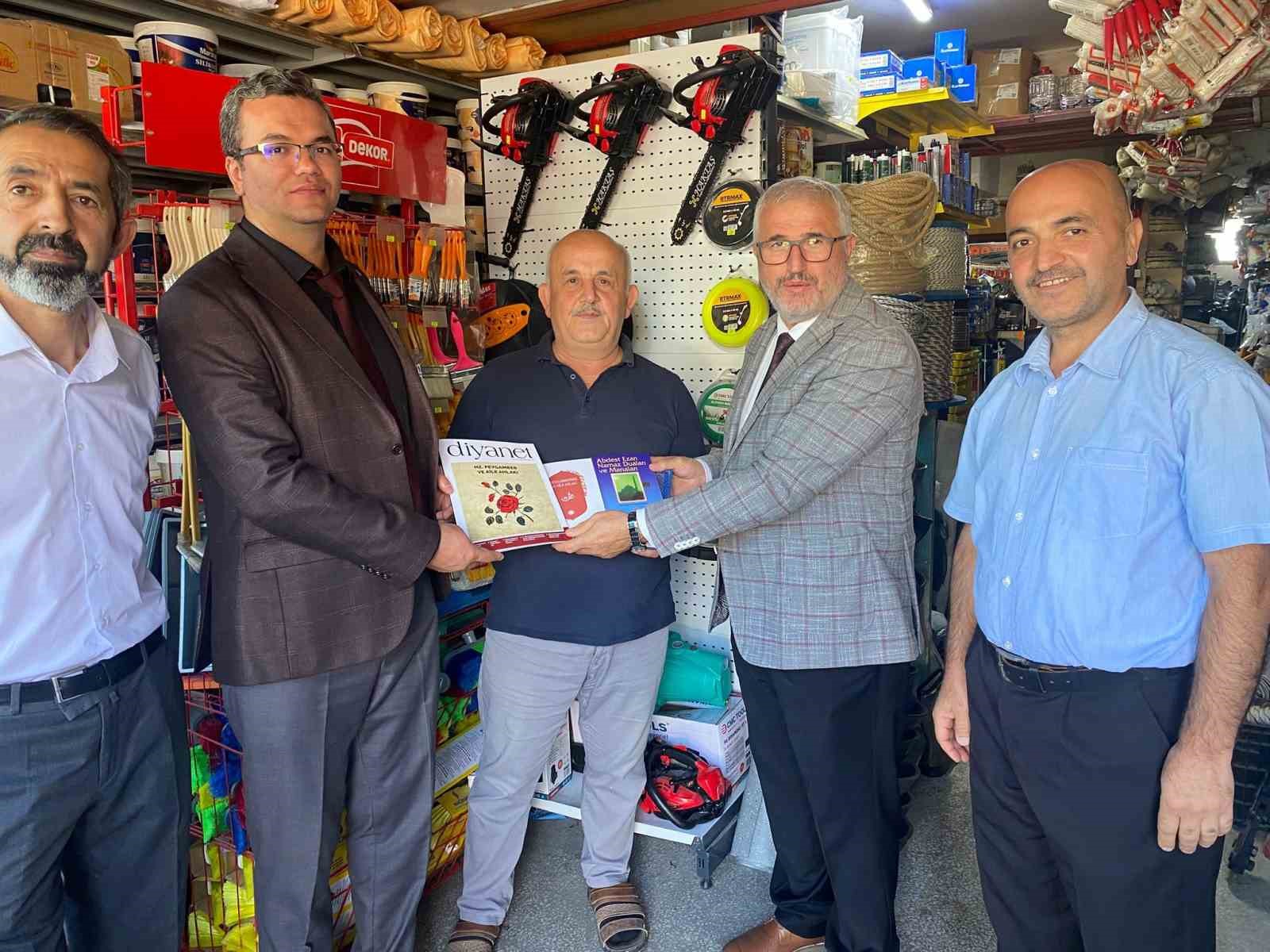 Esnafa Kur’an-ı Kerim hediye edildi