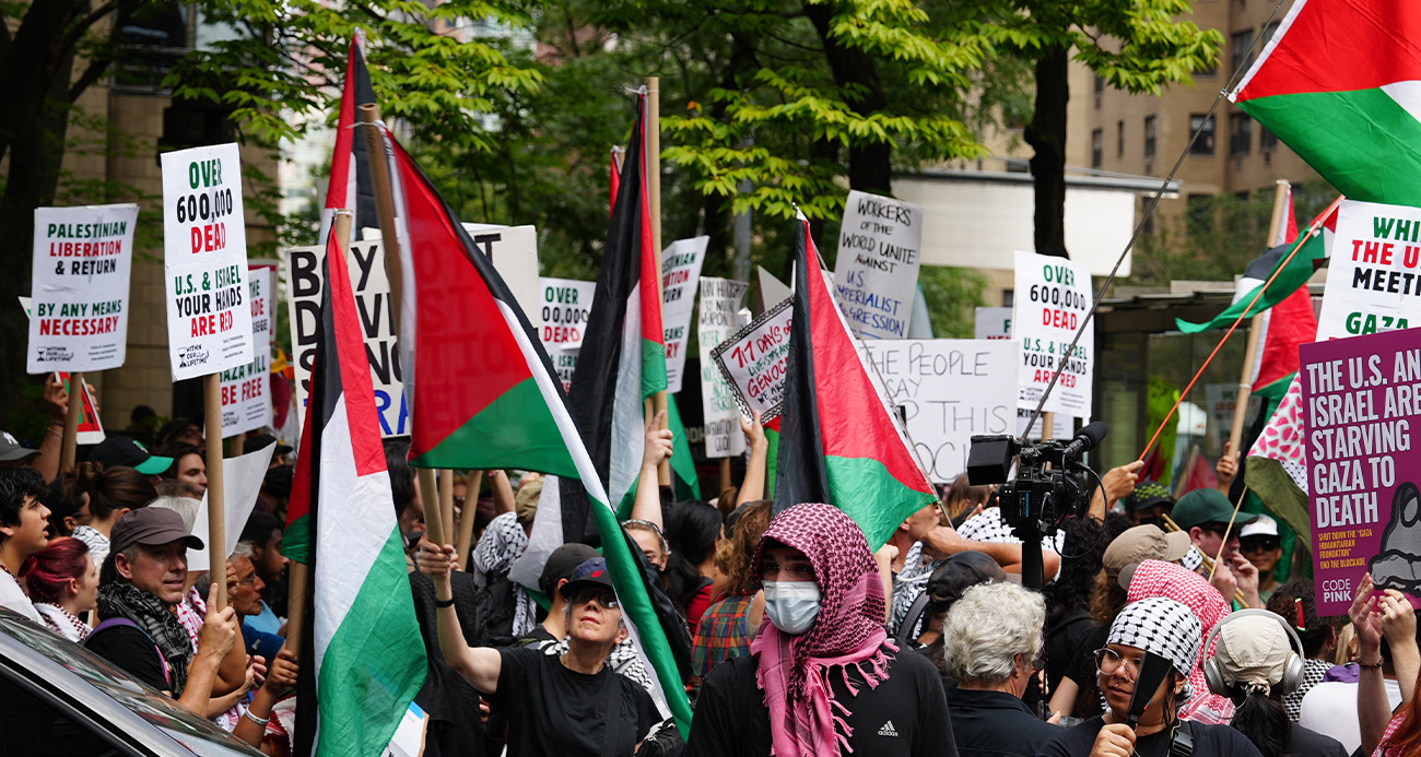 Liderler BM’de hitap ederken BM çevresinde Filistin protestosu