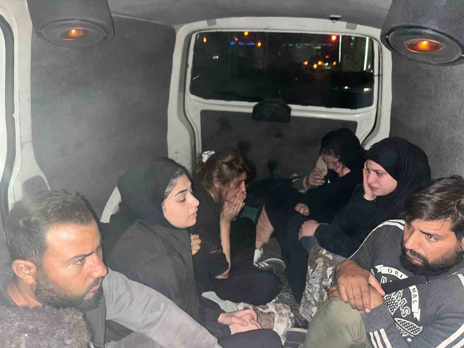 Polisten kaçarak 2 araca çarpan minibüsten 11 kaçak göçmen çıktı