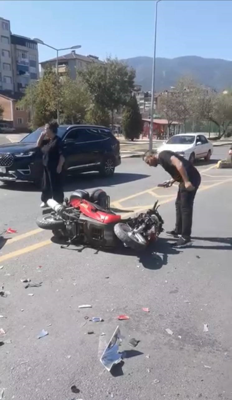 Karabük’te otomobille çarpışan motosikletli yaralandı