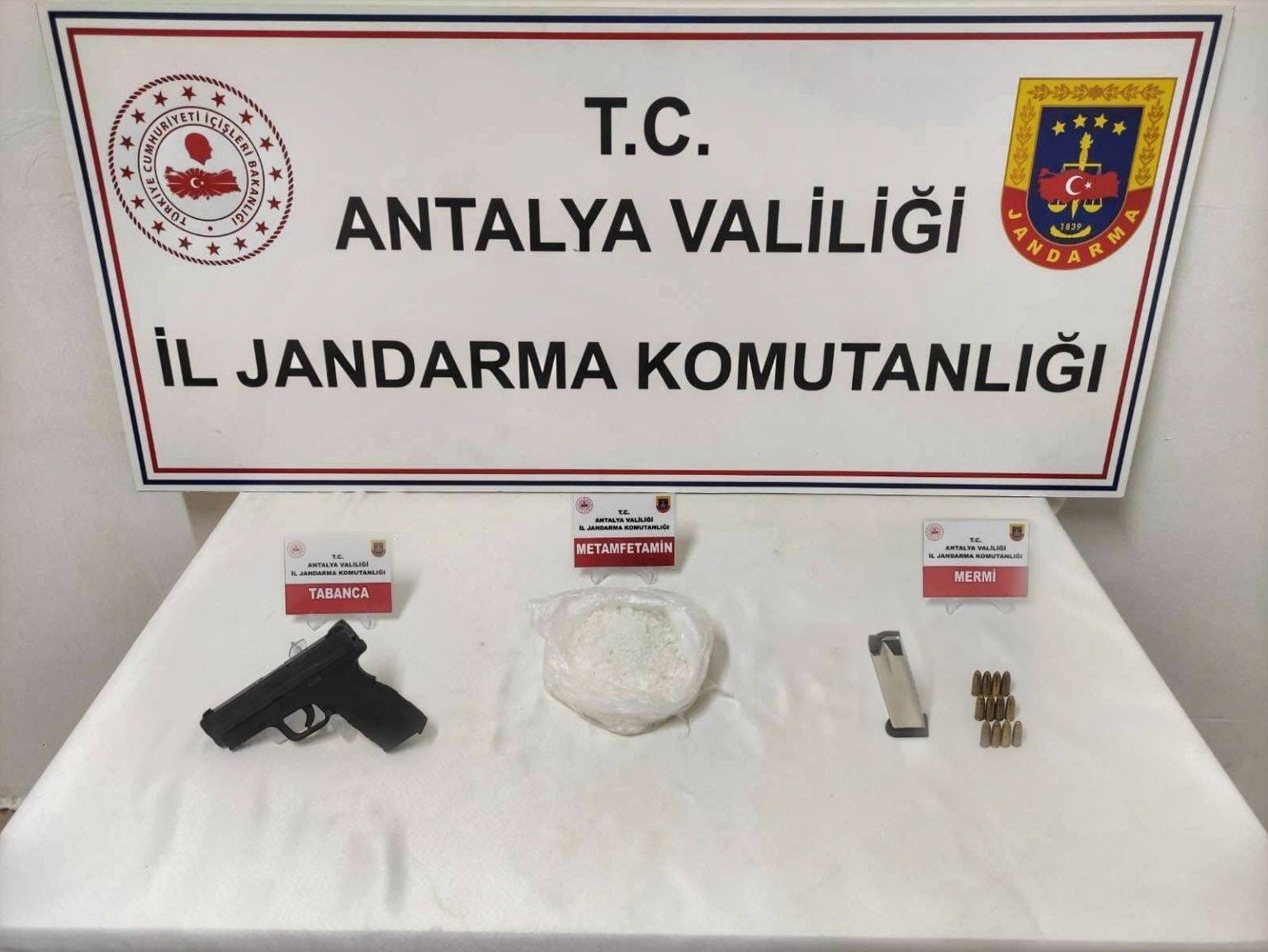 Antalya’da uyuşturucu ve kaçak silah operasyonu: 1 kilo metamfetamin ele geçirildi