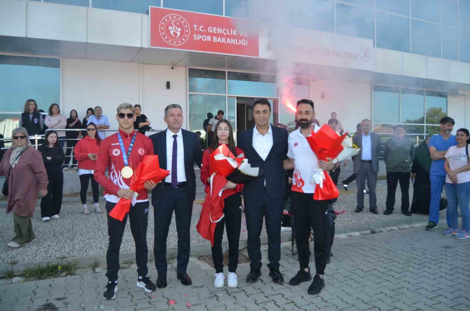 Bolulu sporcular Muaythai’da dünya şampiyonu oldu