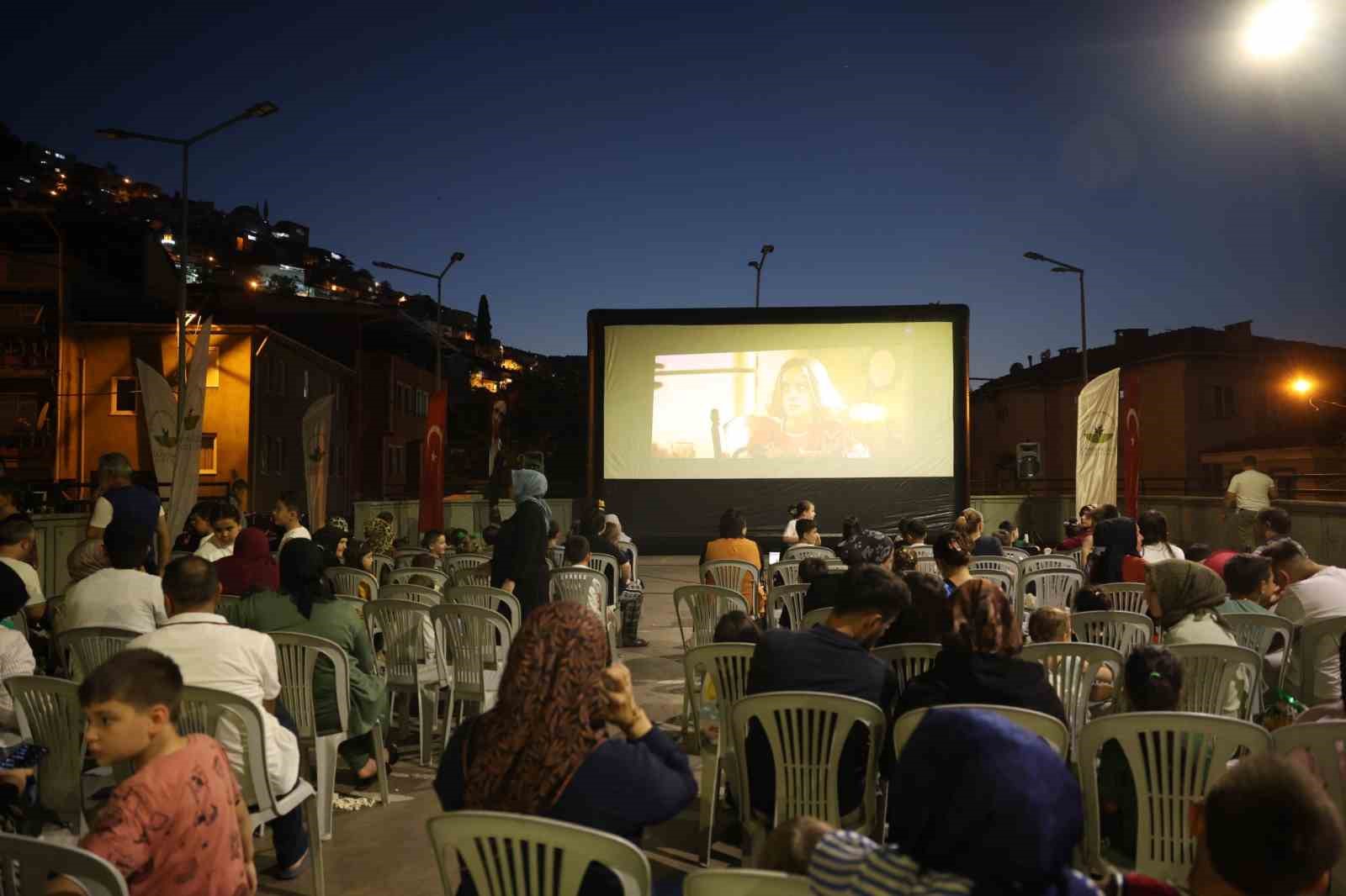osmangazi-de-yaz-aksamlari-sinema-keyfiyle-renklendi