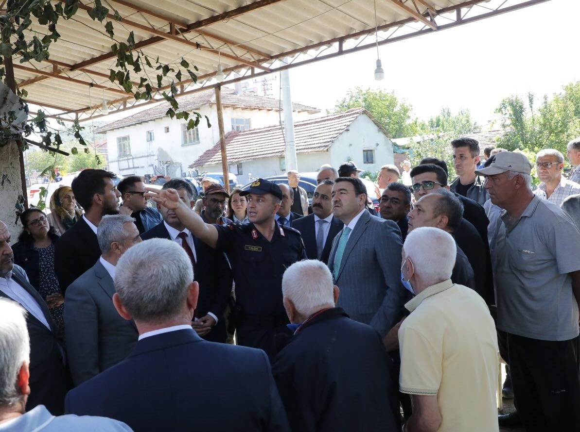 Kütahya Valisi Işın’dan, Şaphane’deki yangın bölgesinde inceleme