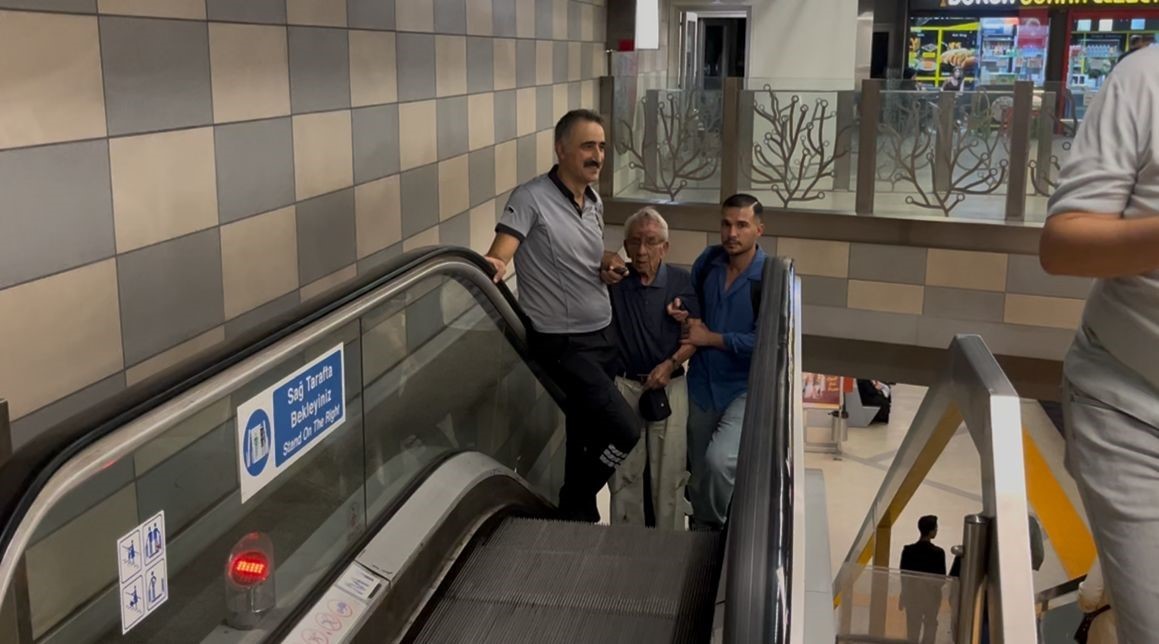 Çocukların çarptığı yaşlı adam metro raylarına düştü