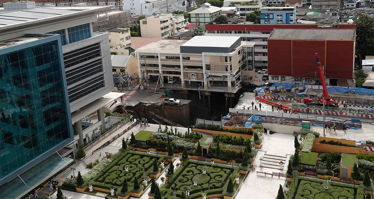 Tayland'da yol çöktü, bir araç 50 metrelik çukura düştü