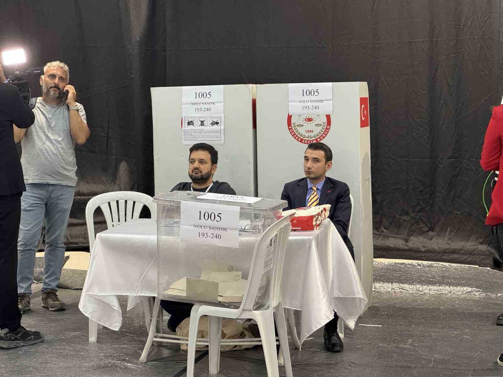 CHP İstanbul İl Başkanlığı Olağanüstü Kongresi’nde oylama tamamlandı