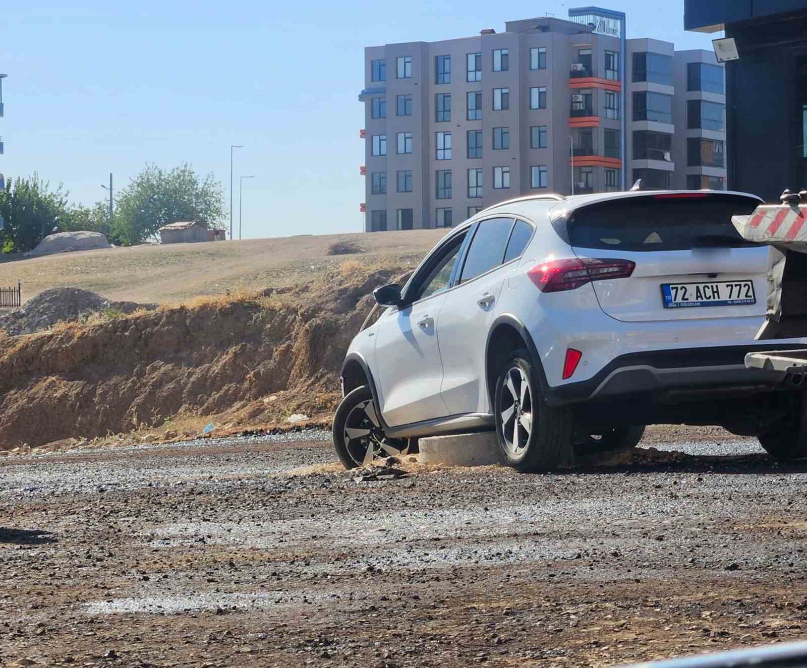 Batman’da otomobil rögara çıktı