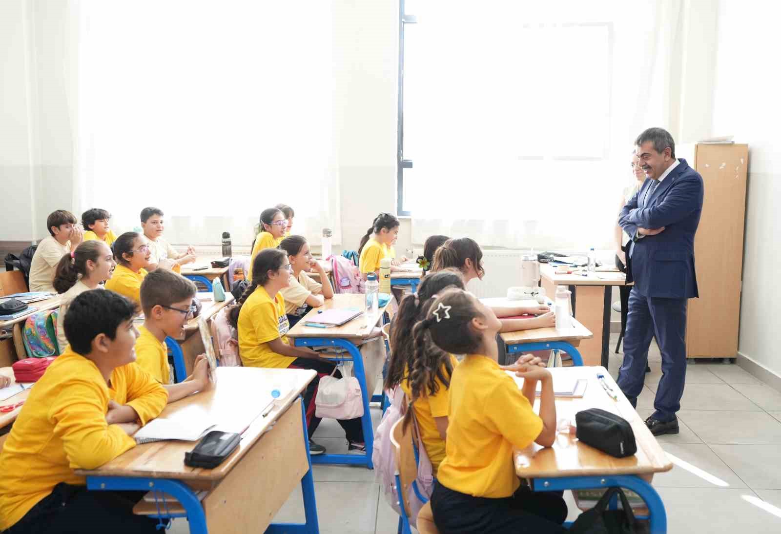 Bakan Tekin’den Gaziantep’te sürpriz okul ziyareti