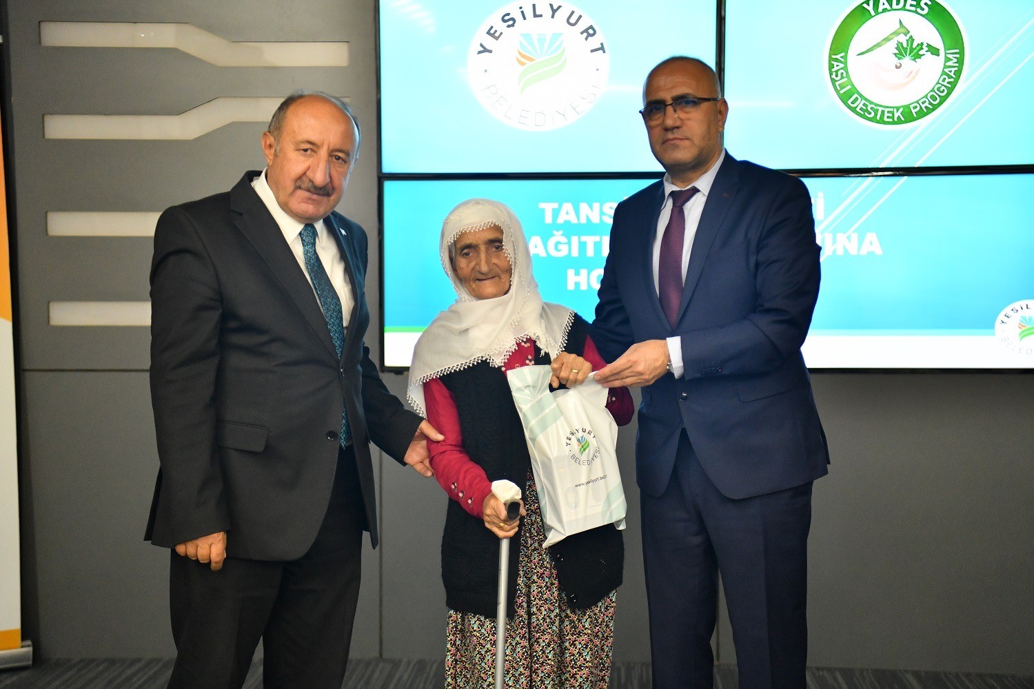 Yeşilyurt Belediyesi’nden ihtiyaç sahibi yaşlılara tansiyon aleti desteği