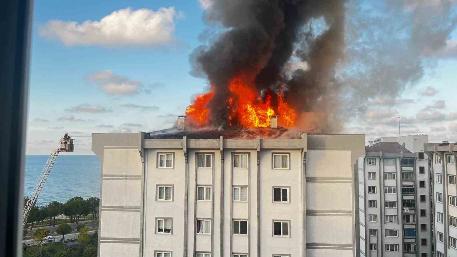 Ordu’da 7 katlı binanın çatısı alev alev yandı