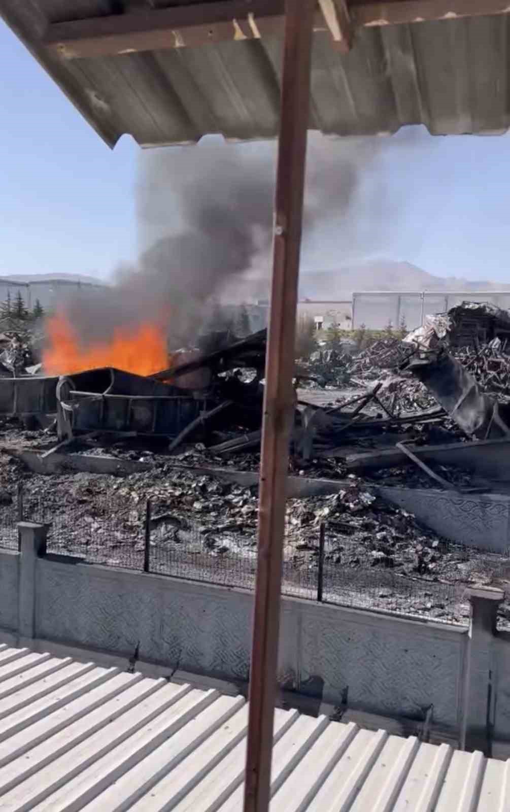 Niğde OSB’deki fabrika yangınının ardından yanıcı hammaddeler yeniden tutuşuyor