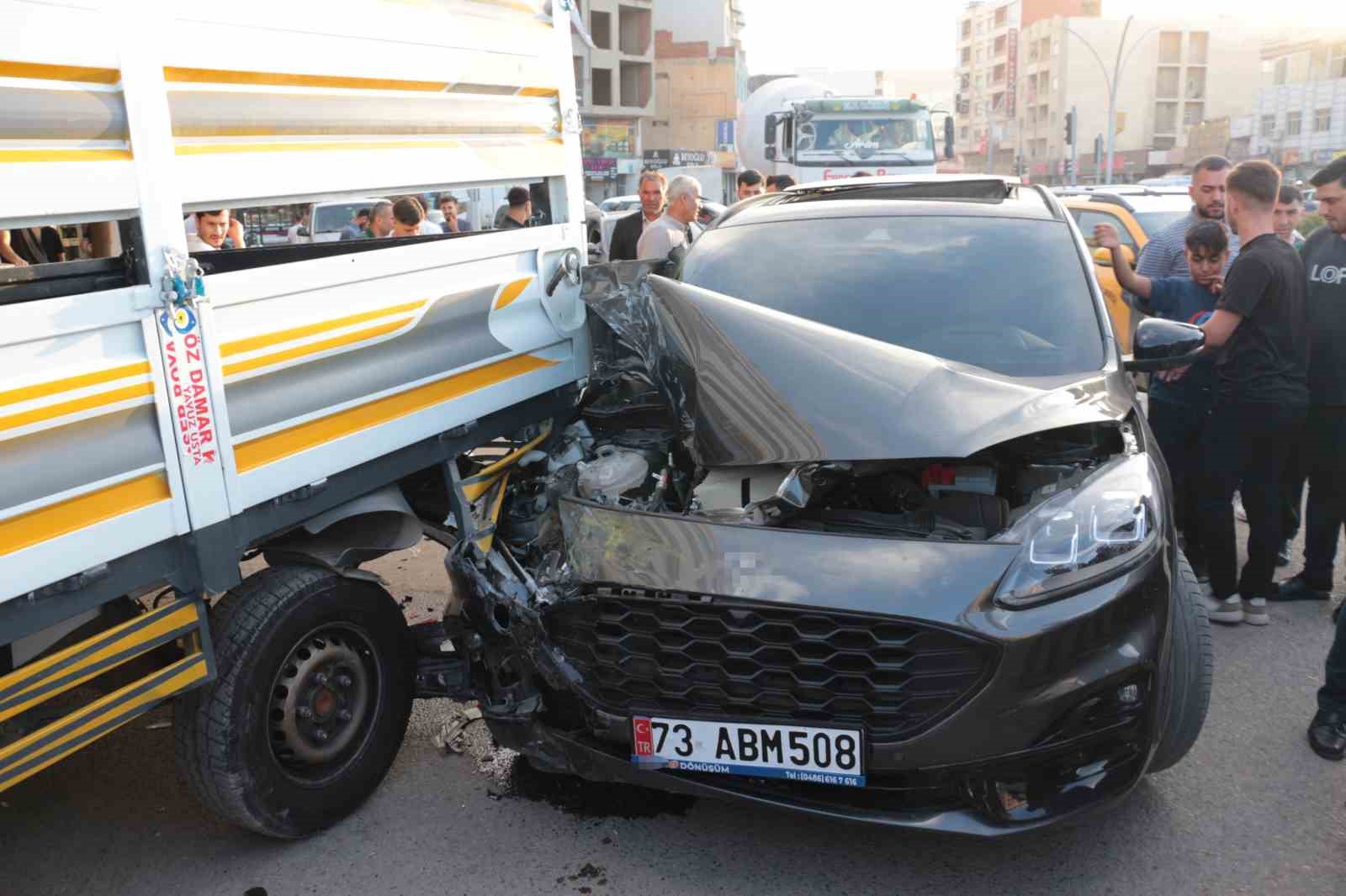 Cizre’de maddi hasarlı zincirleme kaza