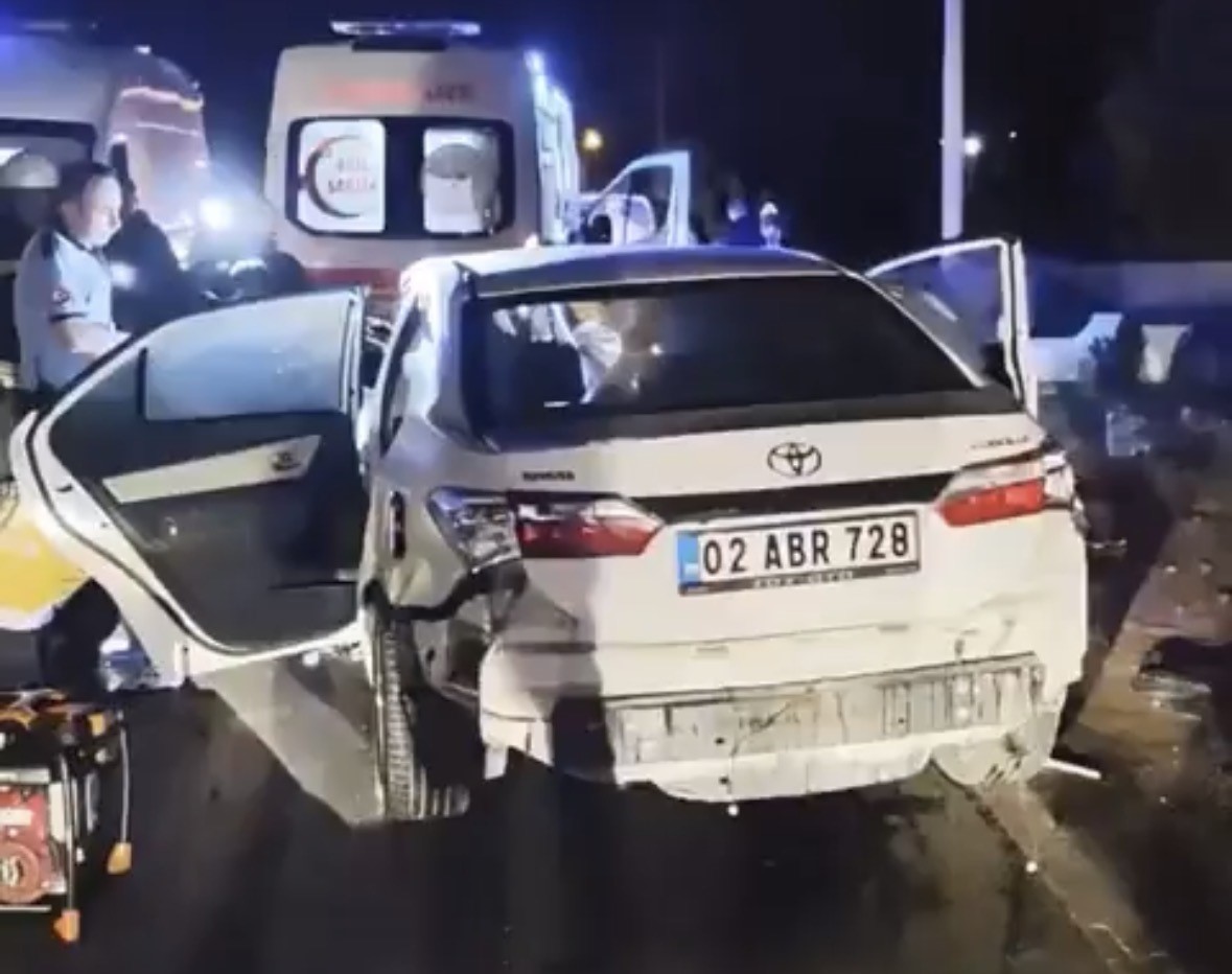 Gaziantep’te çarpışan iki otomobil metrelerce savruldu: 1 ölü, 3 ağır yaralı