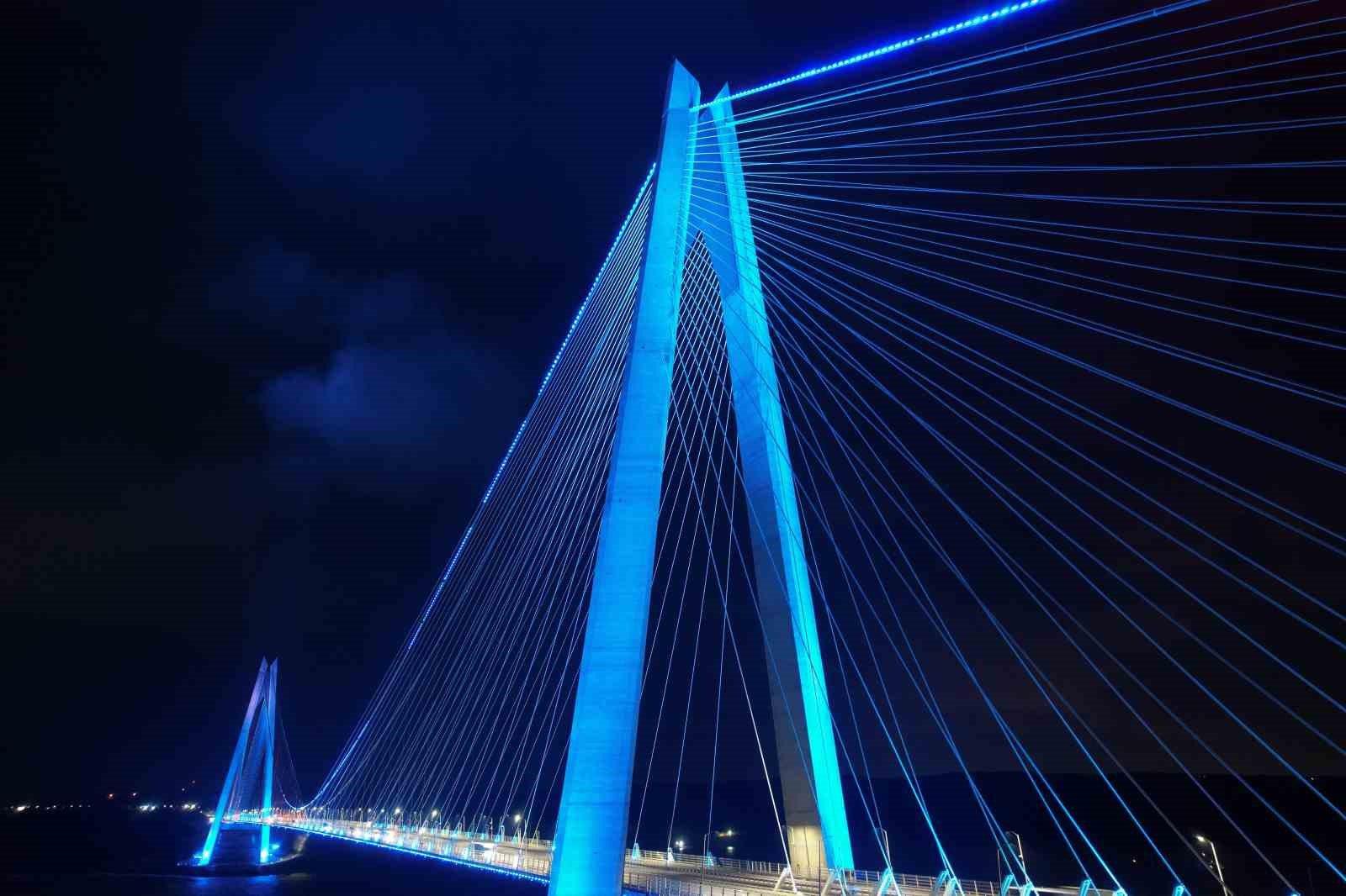 FSM ve Yavuz Sultan Selim köprüleri maviye büründü