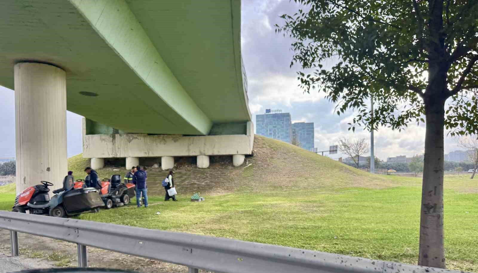 İşçiler yağmur yağınca viyadük altında yağmurdan korundu