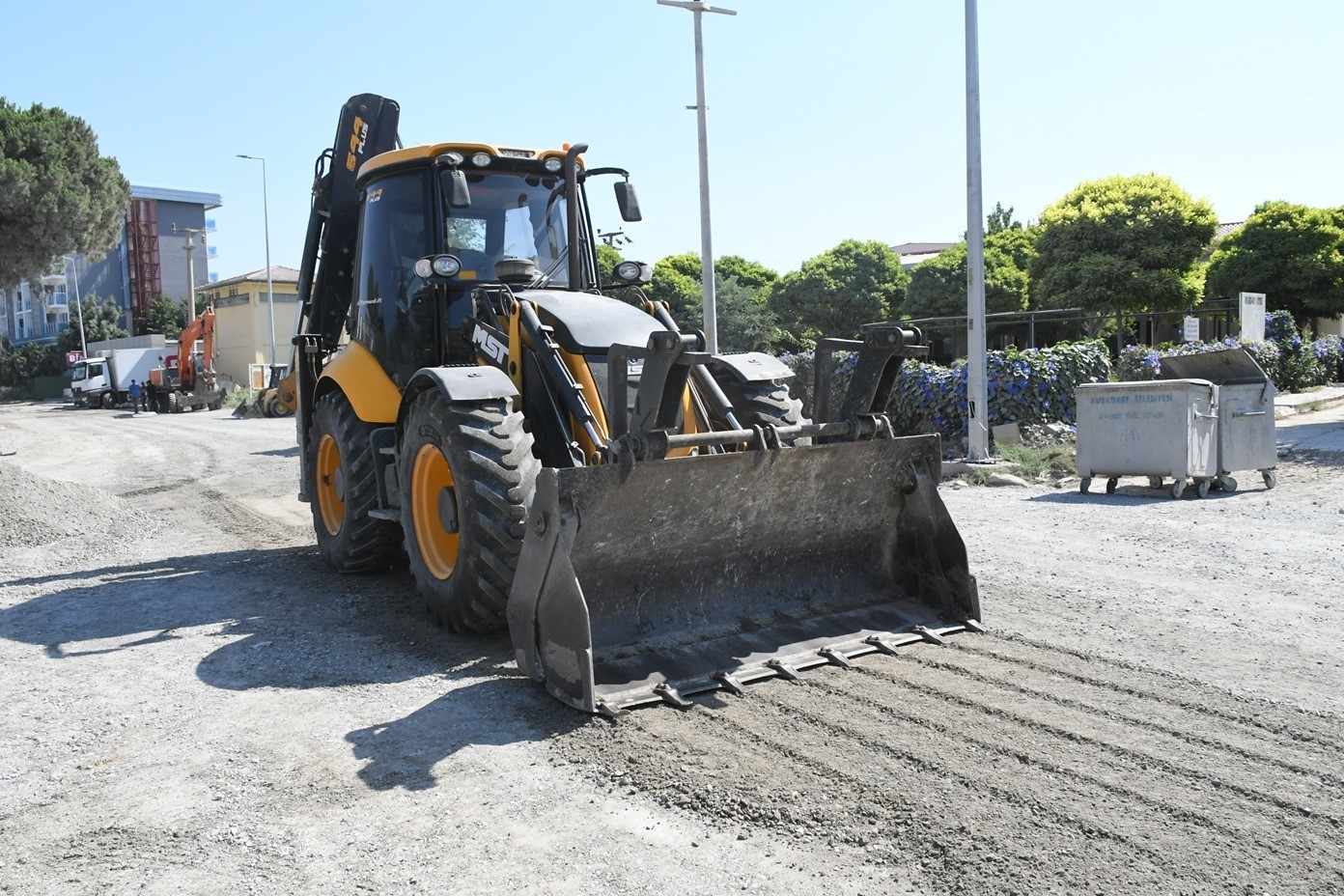 kusadasi-nda-sicak-asfalt-calismasi