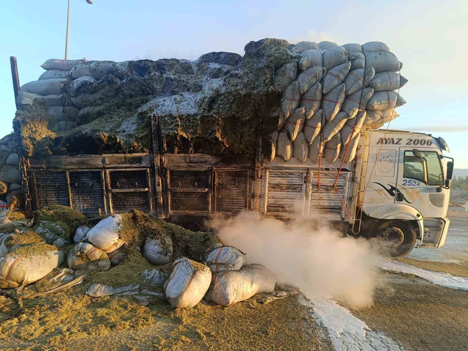 Siirt’te saman yüklü kamyonda yangın çıktı