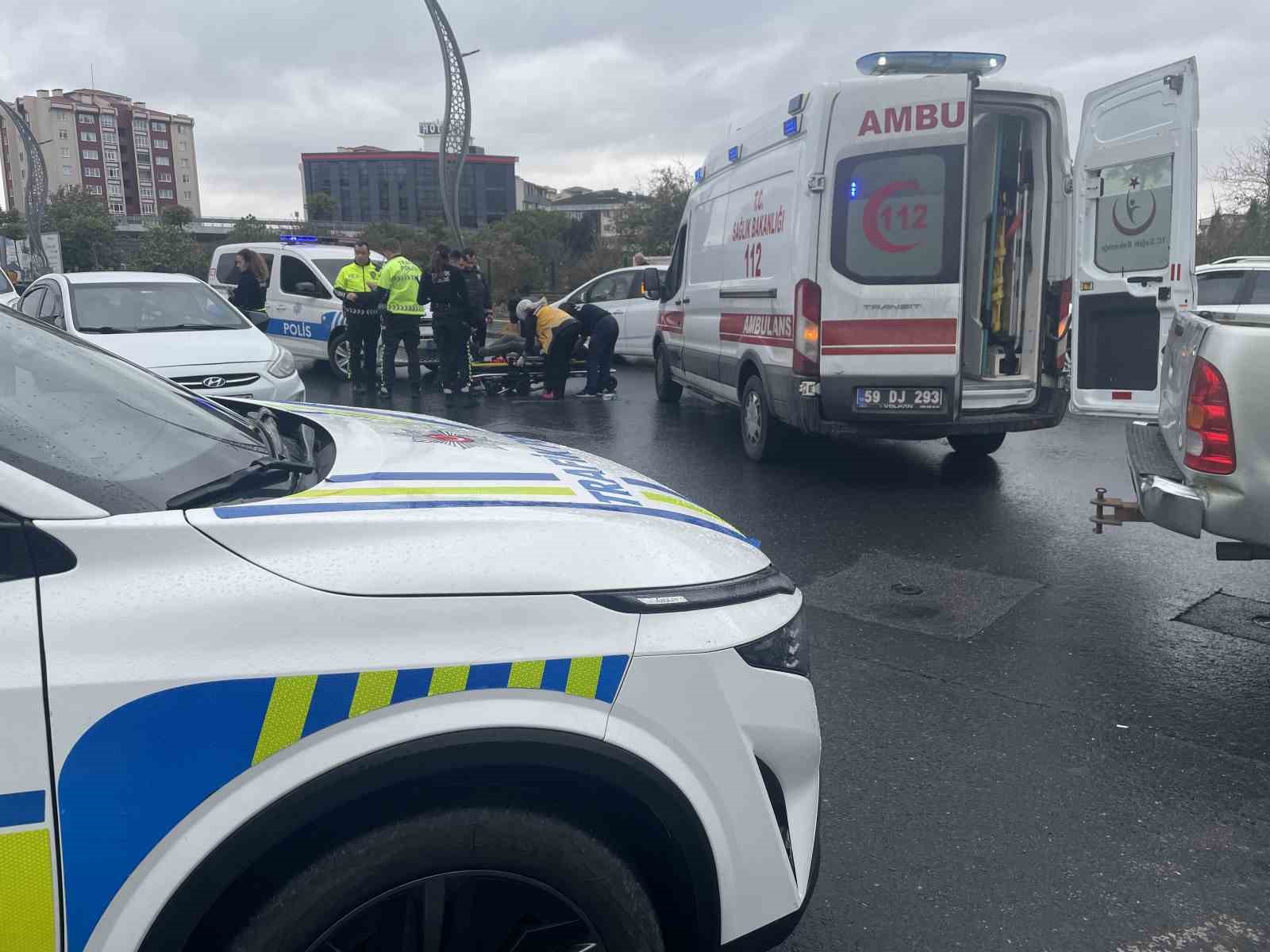 Islak zeminde kayan motosikletten düşen sürücü yaralandı