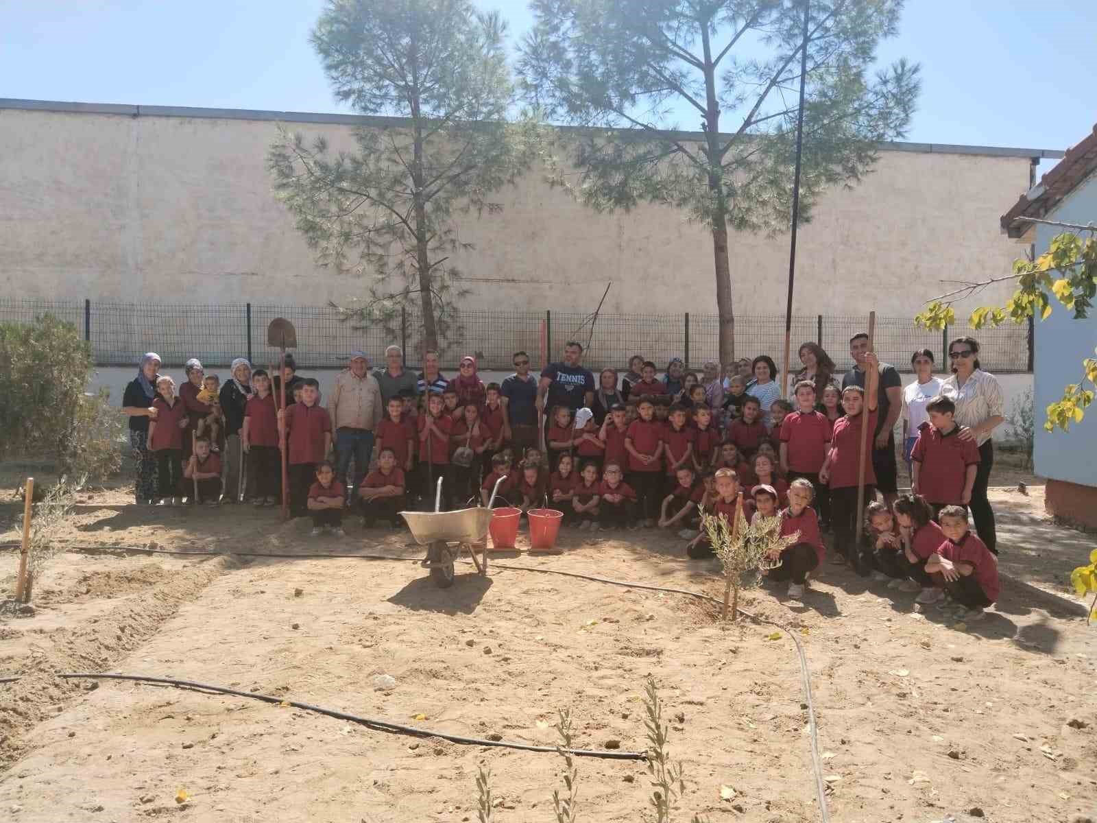 Okul bahçesinde fidan diktiler