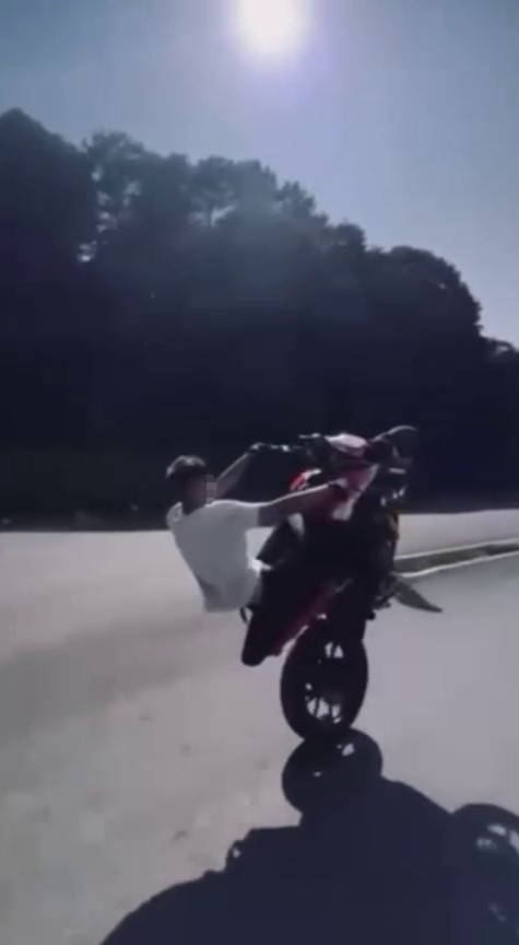 Akrobatik hareketler pahalıya patladı: 73 bin lira ceza kesildi, motosikleti bağlandı