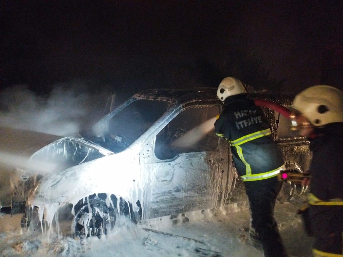 Hatay’da yanan araç kullanılmaz hale geldi
