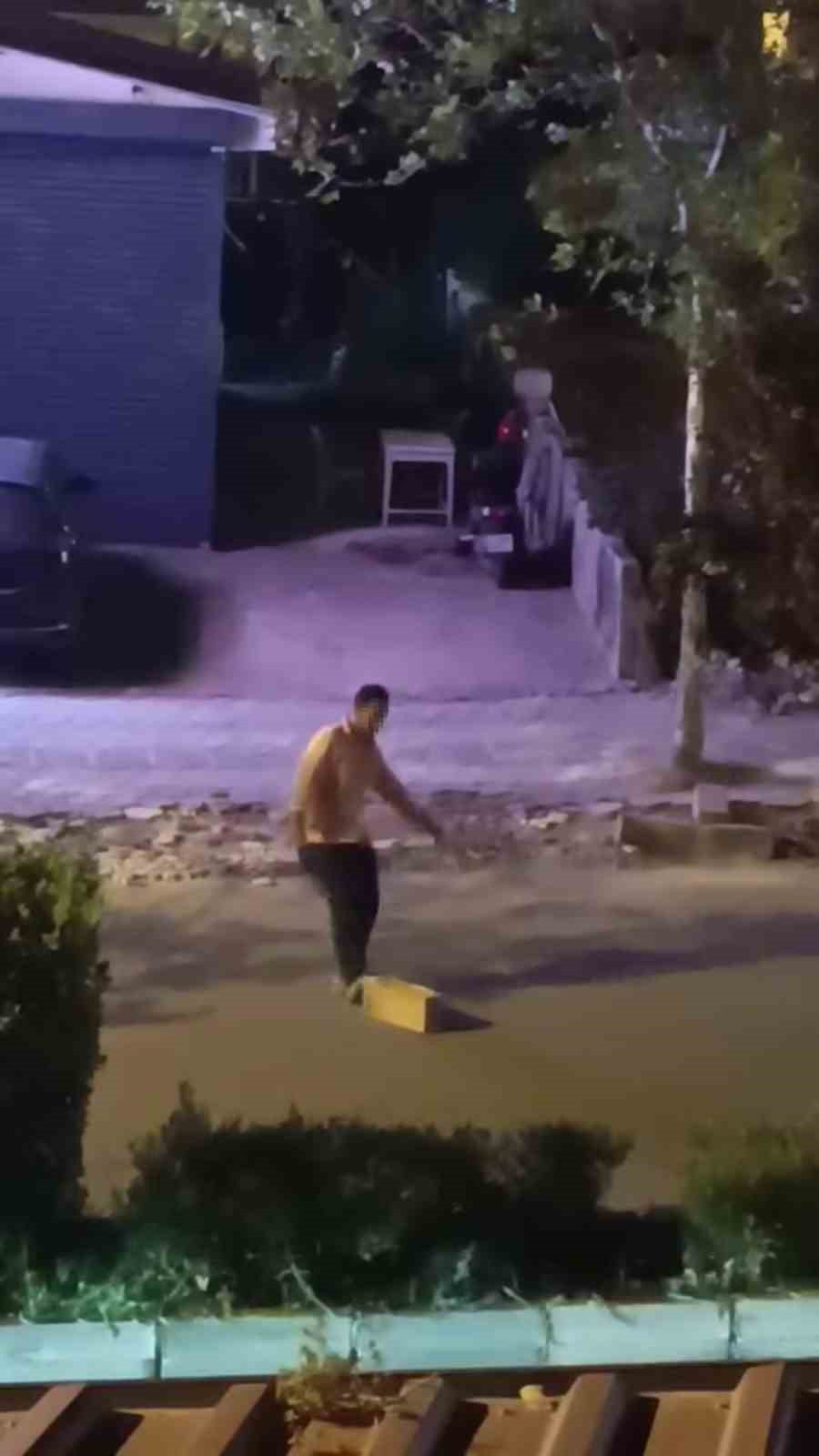 Otostop çektiği araçların durması için yola taş koydu