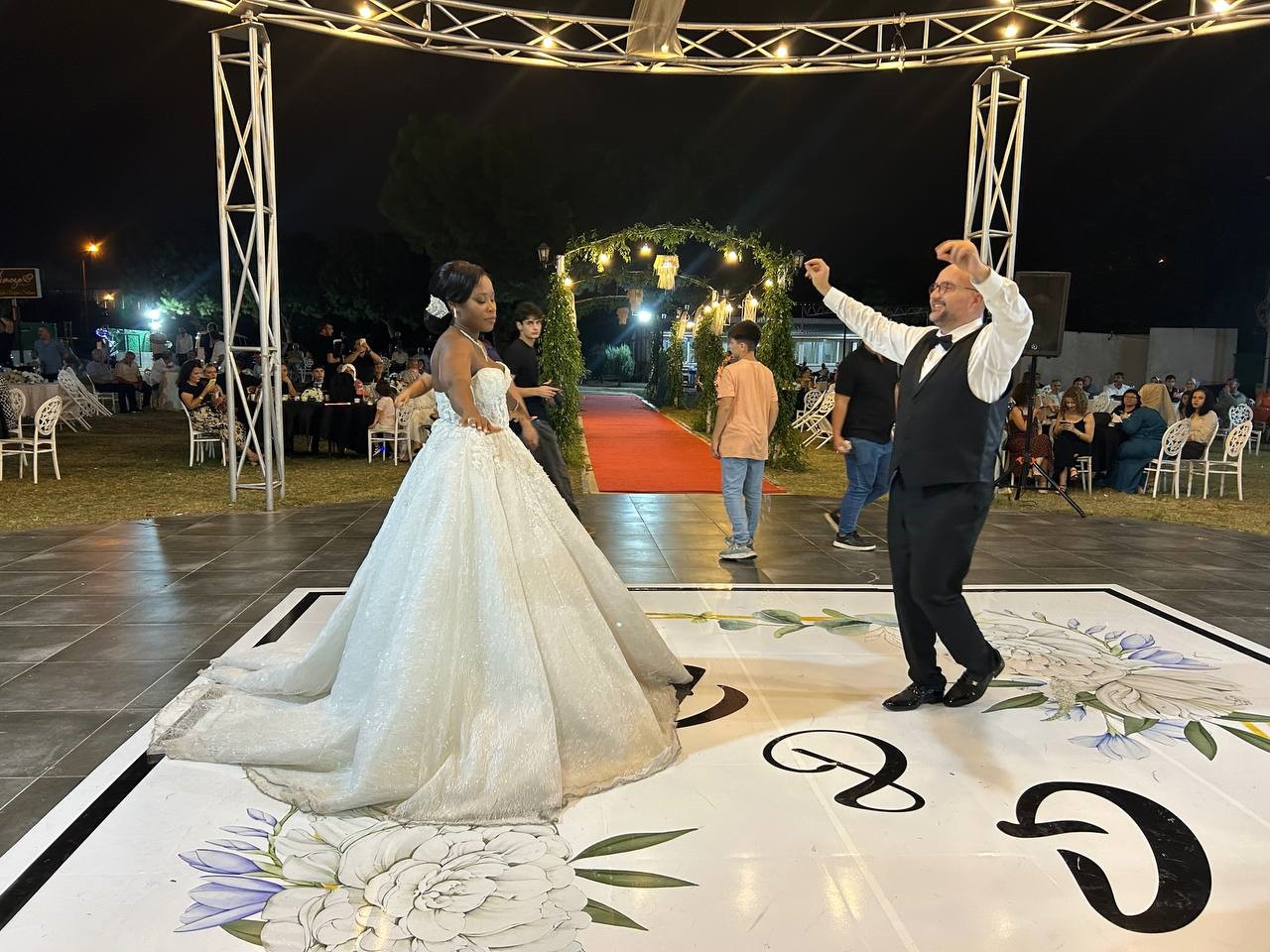 Hatay’ın Ganalı gelini Gifty, davul zurna eşliğinde gerçekleşen düğününün tadını çıkarttı