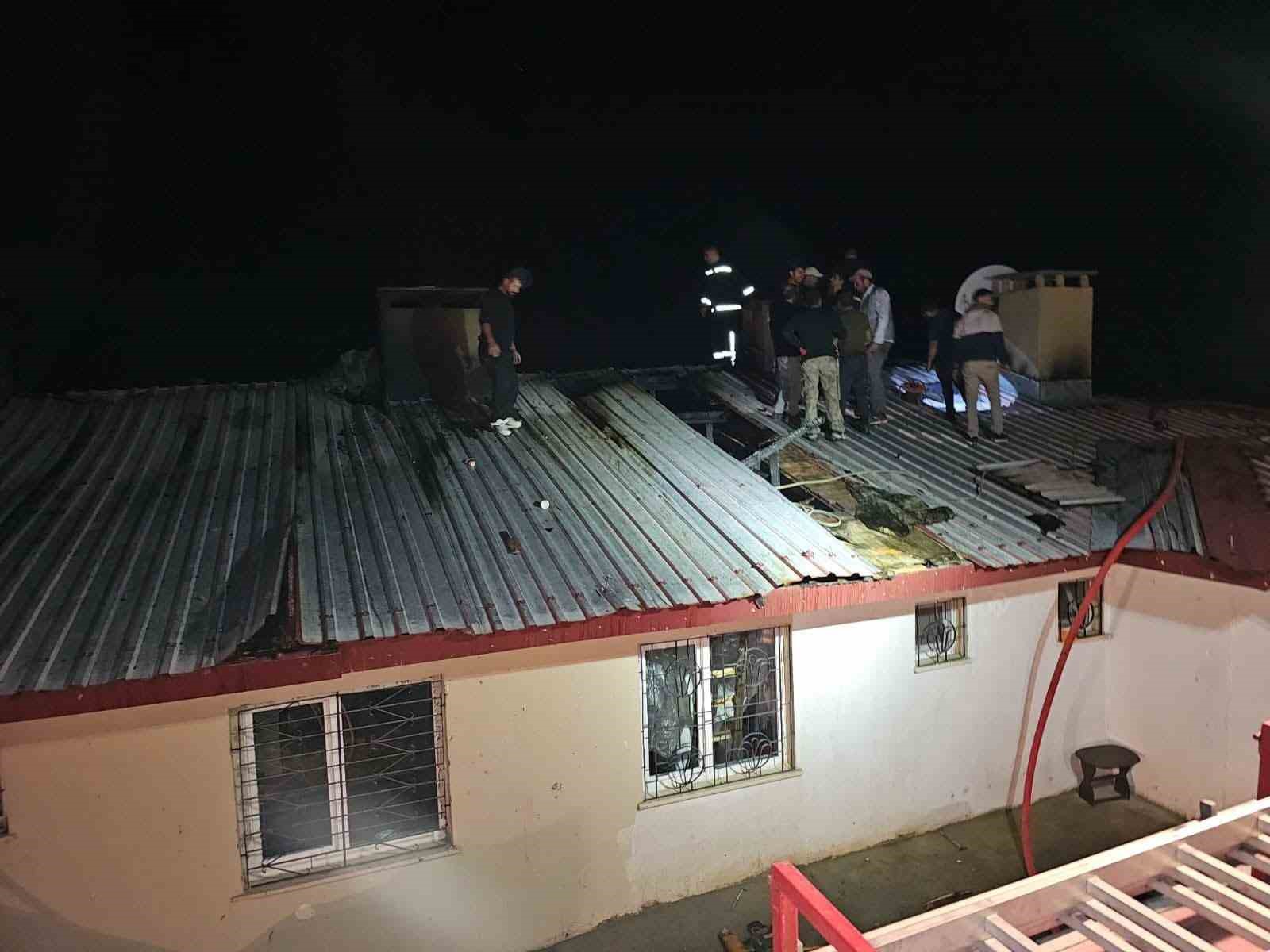 Elazığ’da ev yangını: 3 kişi dumandan etkilendi