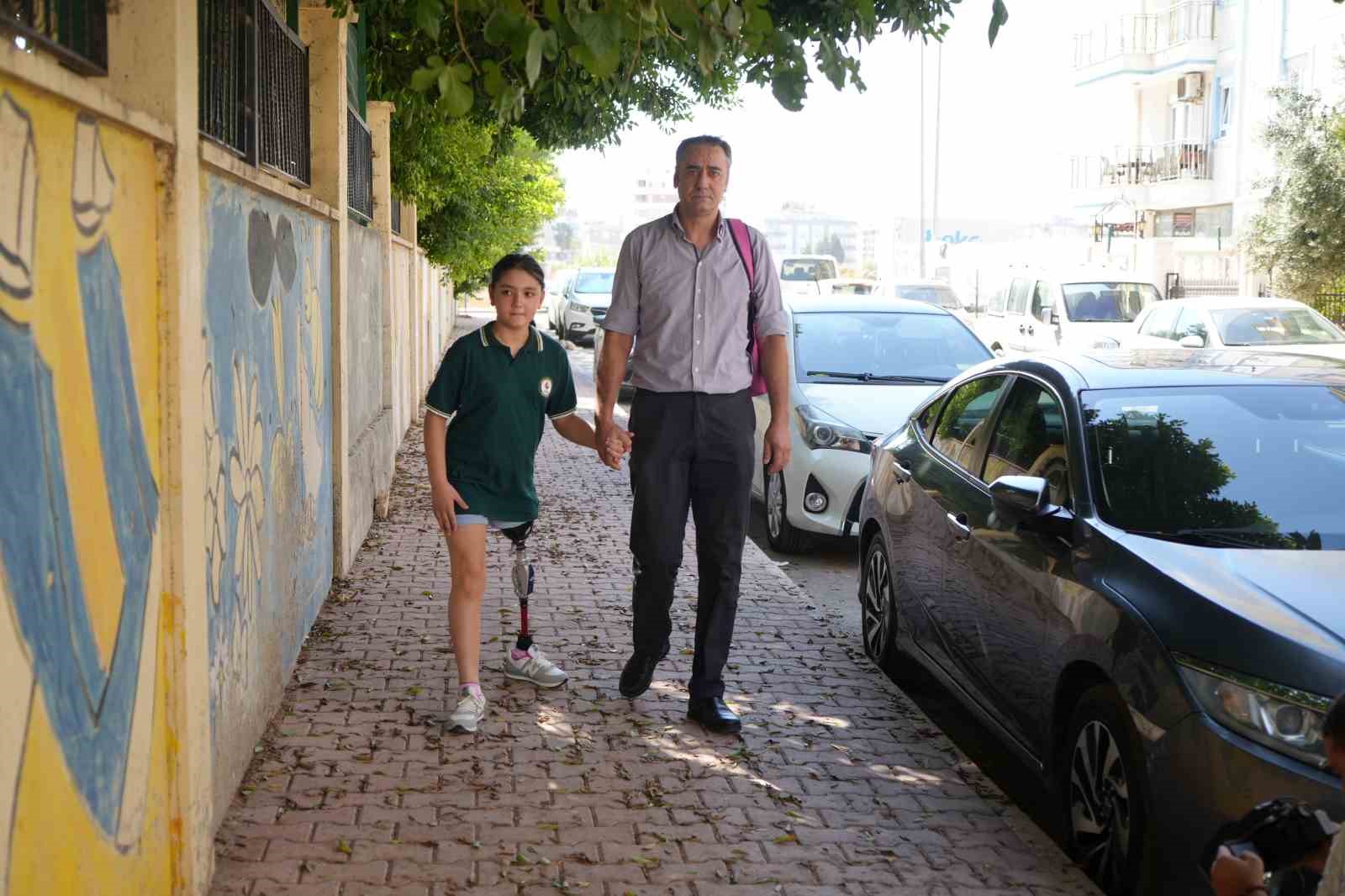 12 yaşındaki Özge yeni protezine kavuştu, okul heyecanı yeniden başladı