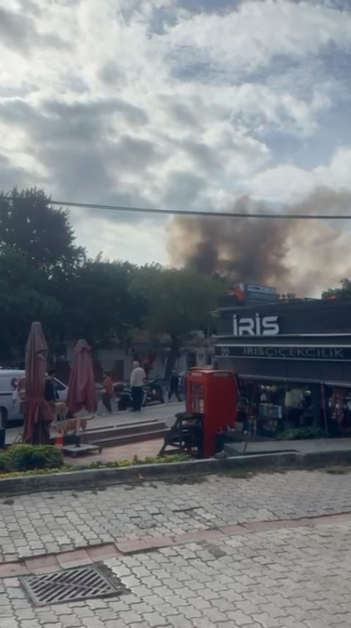 Bakırköy’de 3 katlı binanın çatısında çay demlerken kazan patladı, çatı alevlere teslim oldu