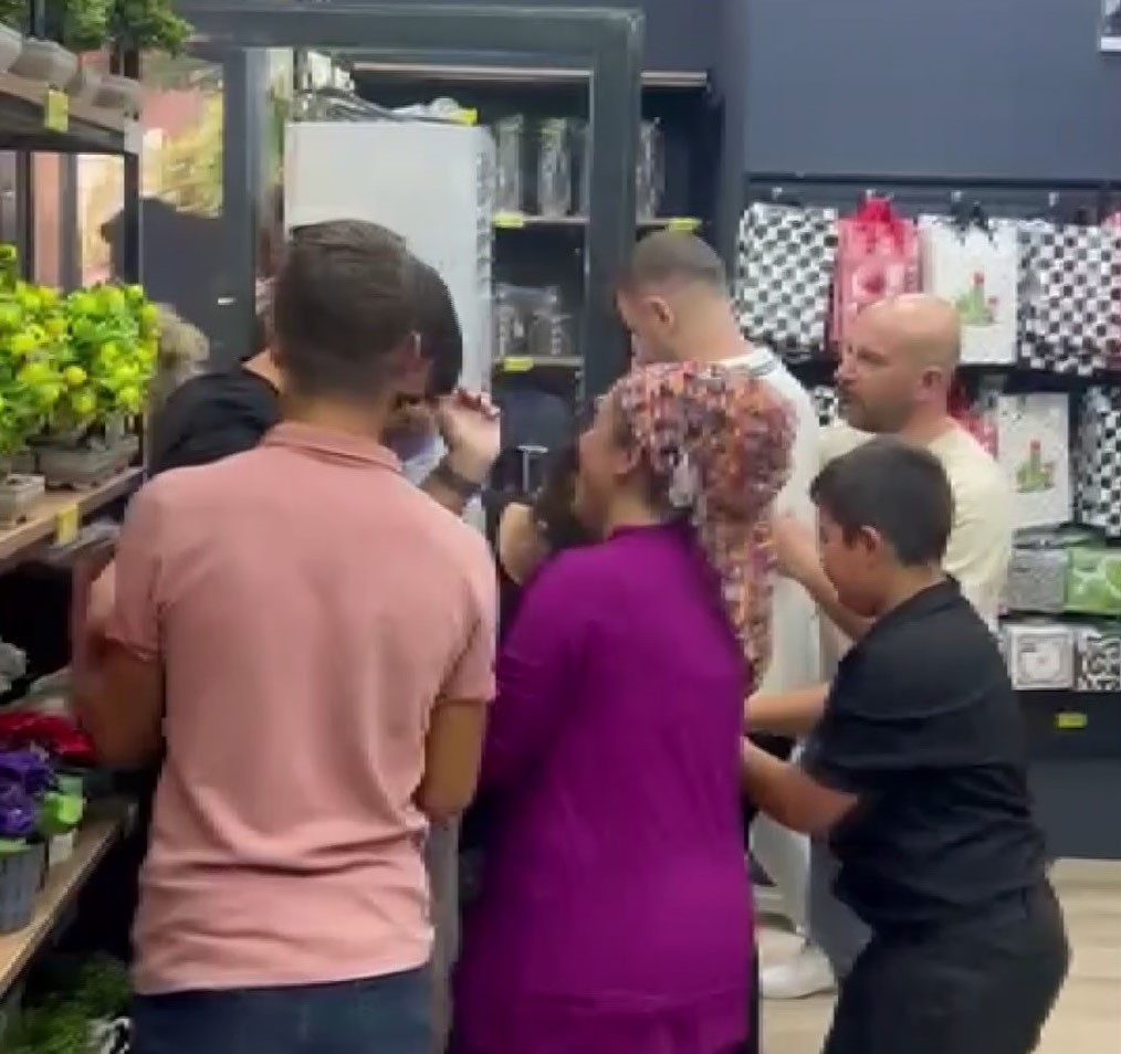 Mağaza açılışında izdiham yaşandı