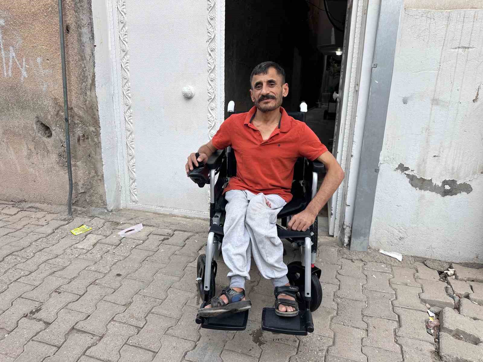 Cizre’de Ramazan’ın tekerlekli sandalye ihtiyacını polis memuru karşıladı