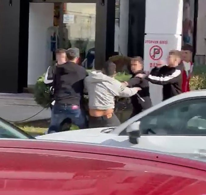 Gençler arasındaki tekme ve yumruklu kavga