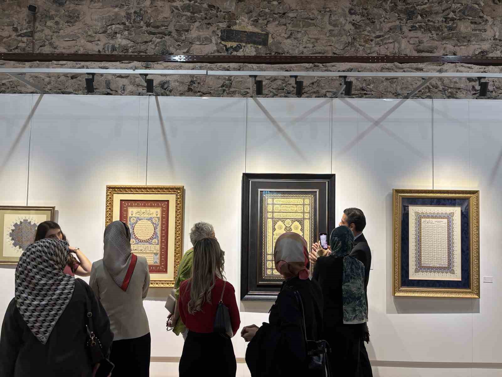 Sonsuz Desenlerde Altın İzler Hat ve Tezhip Sergisi Dolmabahçe Sarayı’nda sanatseverler ile buluştu