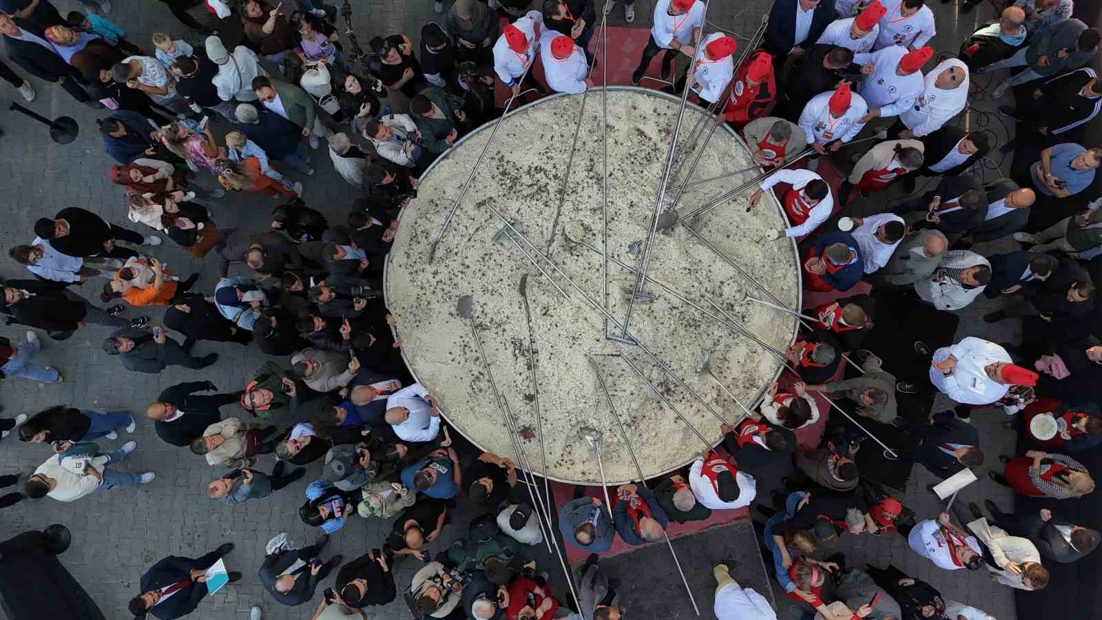Türkiye’nin en büyük tenceresinde 6 ton pilav pişirildi