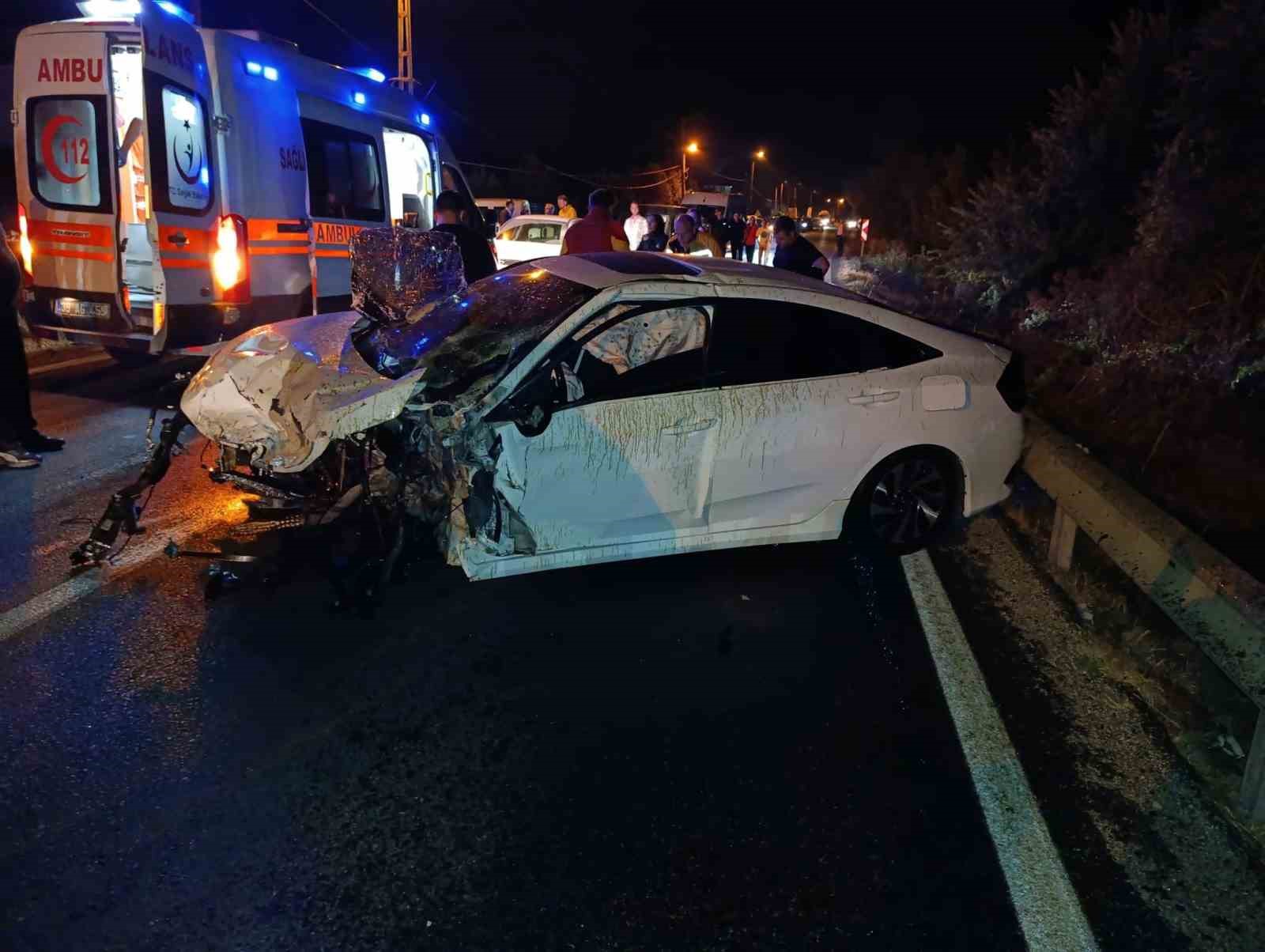 İki otomobil kafa kaya çarpıştı: 4 yaralı