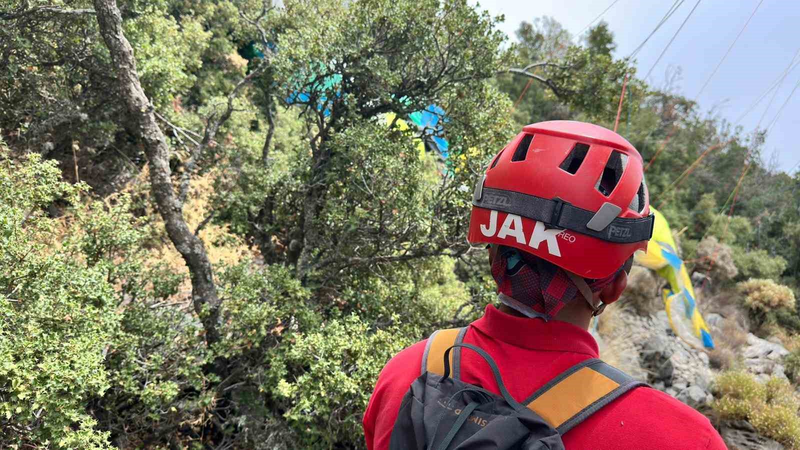 Fethiye’de ormanlık alana düşen paraşütçüleri JAK ekipleri kurtardı