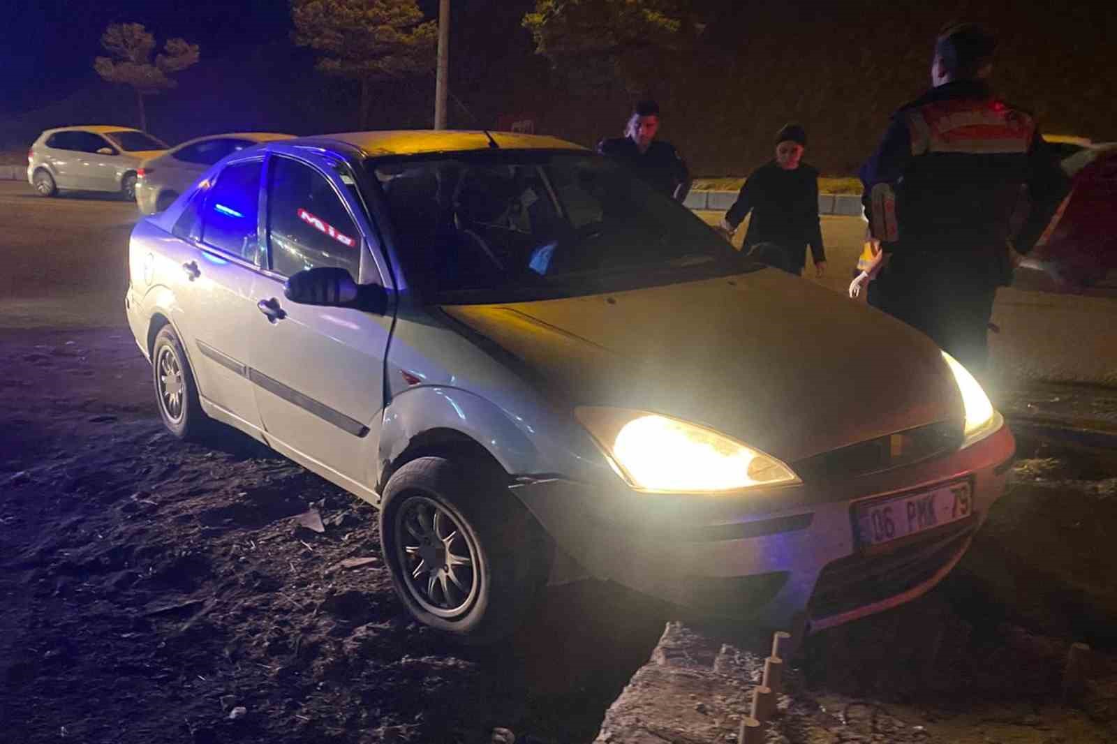 Kırıkkale’de otomobil refüje çarptı: 4 yaralı