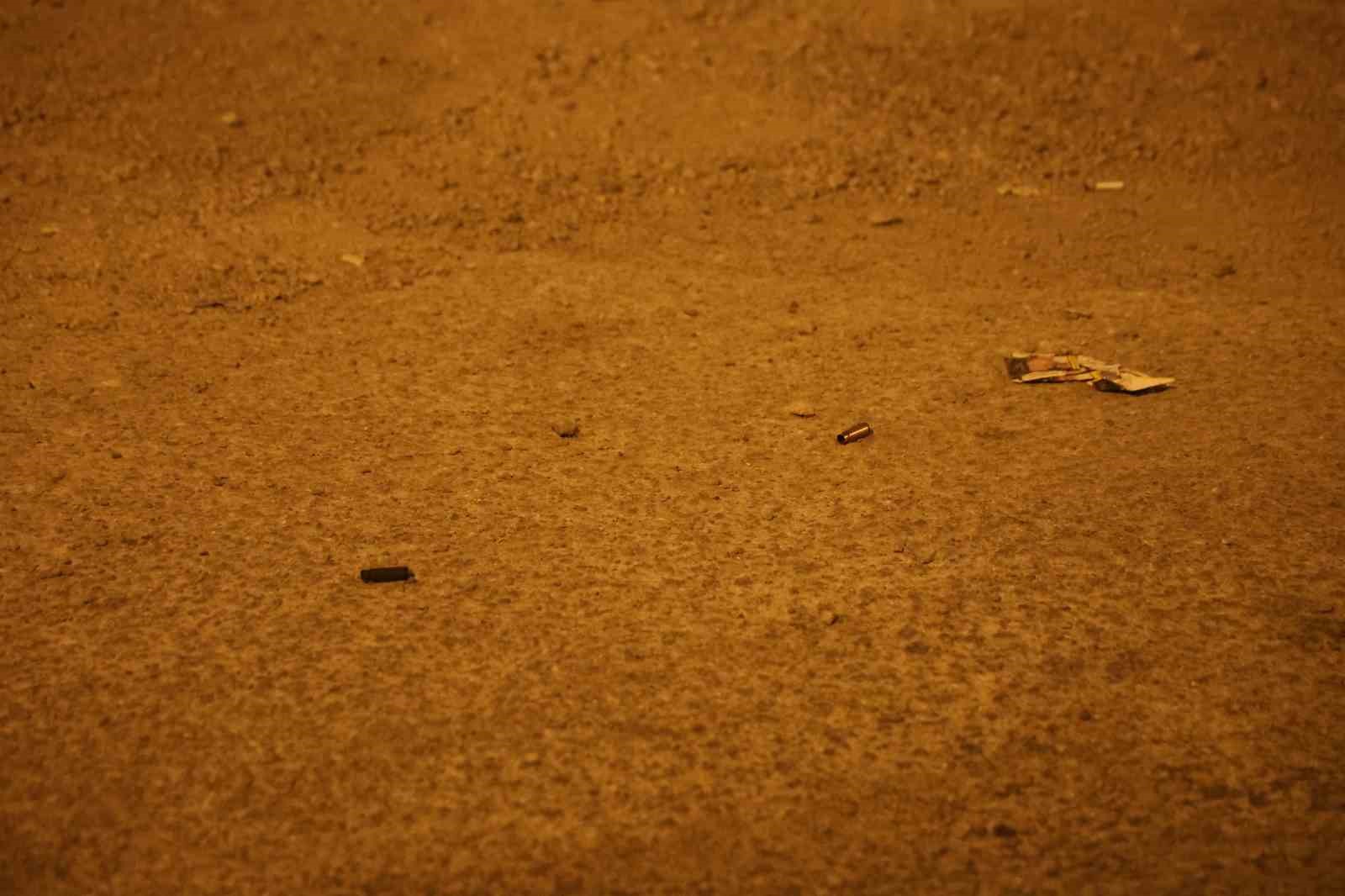 Uzun namlulu silahla oto galeriyi taradılar: 10’dan fazla mermi isabet etti