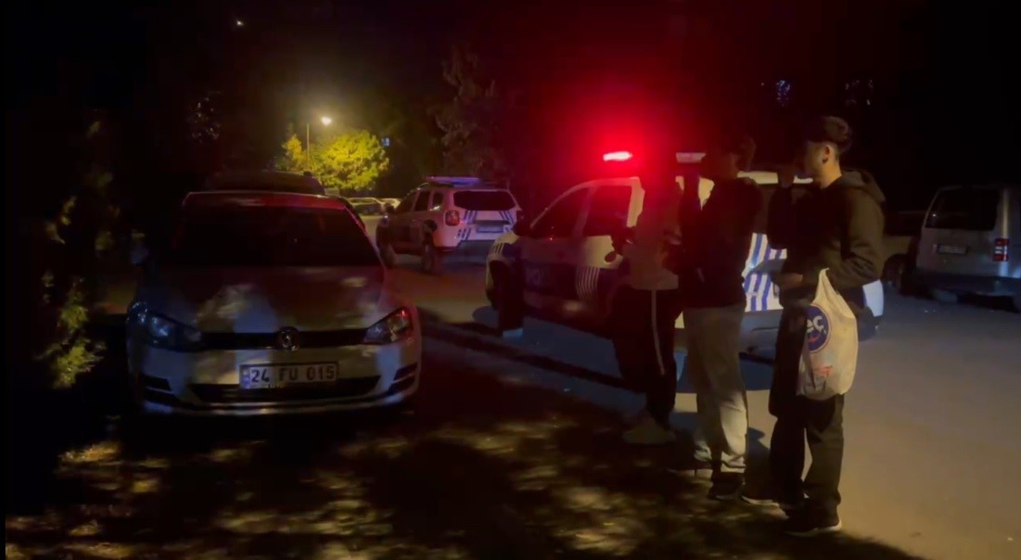 Asayiş olayını çekirdek çitleyerek izlediler