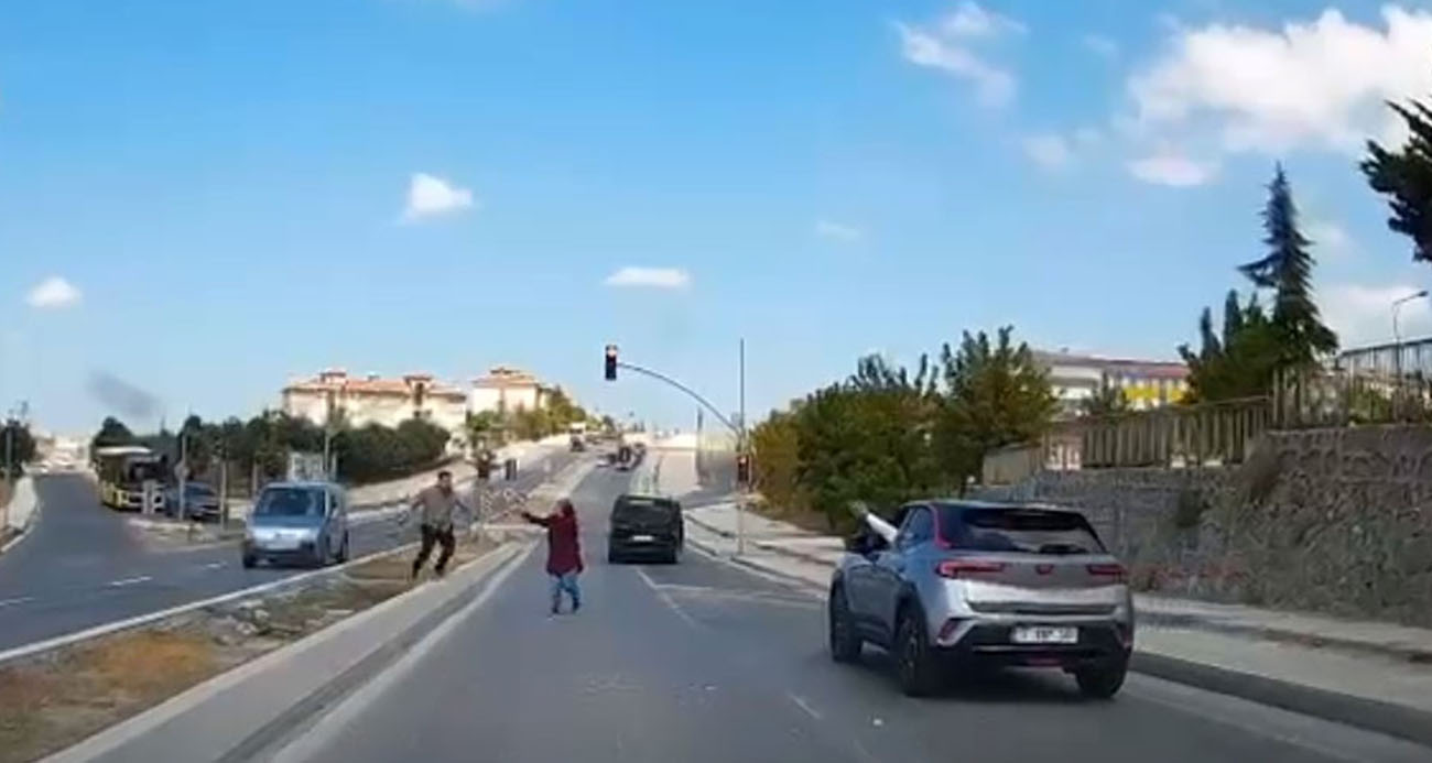 Arnavutköy’de trafikte taşlı saldırı kamerada
