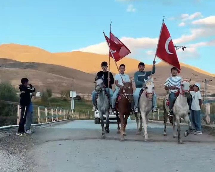 Ulupamir’de jandarma komutanına atlı karşılama
