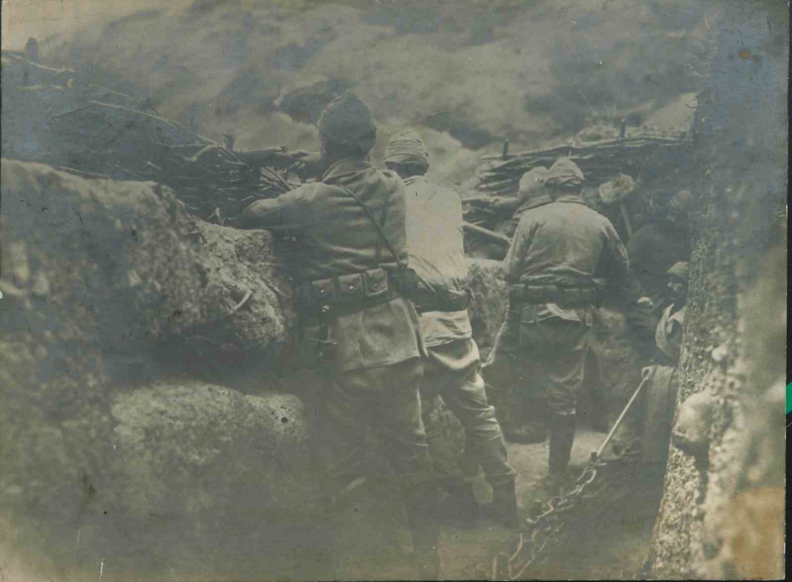 Türk askerleri, Çanakkale cephesinde düşmanla burun buruna siper kazdı