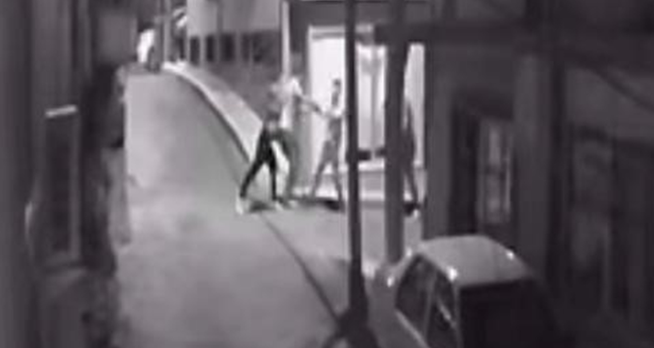 Kavgada boğazından bıçak darbesi alan adam hayatını kaybetti