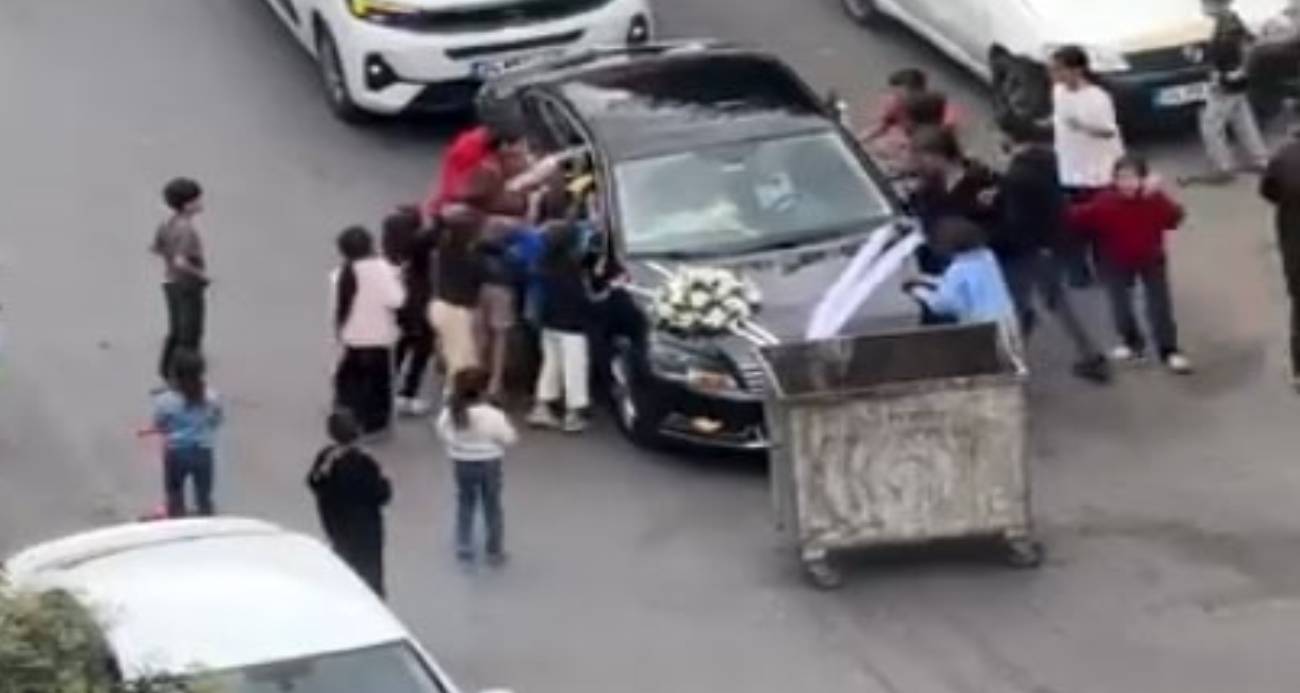 Düğün konvoyunun önünü çöp konteyneri ile kestiler, zarfı alınca yol verdiler