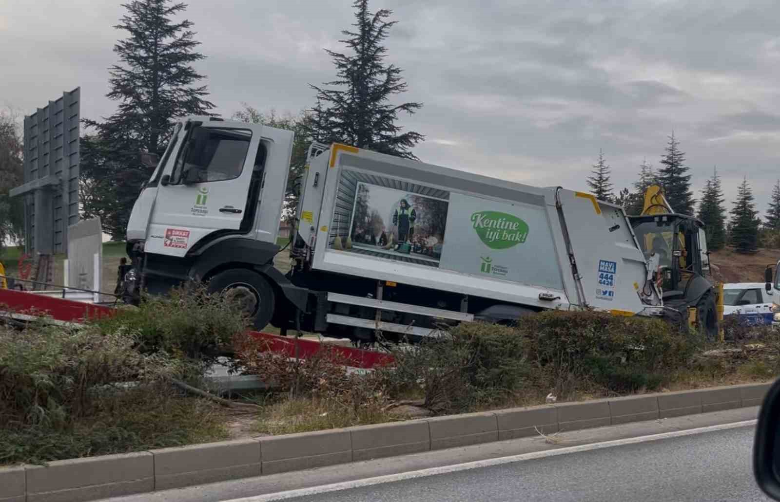 Kontrolden çıkan çöp kamyonu ağaçları yatırarak refüje çıktı