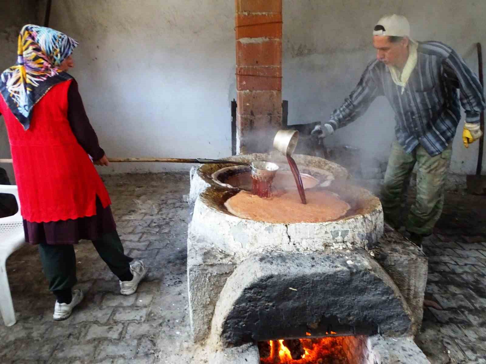 Emet Yağcık köyünde asırlardır eski usulle üzüm pekmezi yapımı geleneği sürdürülüyor