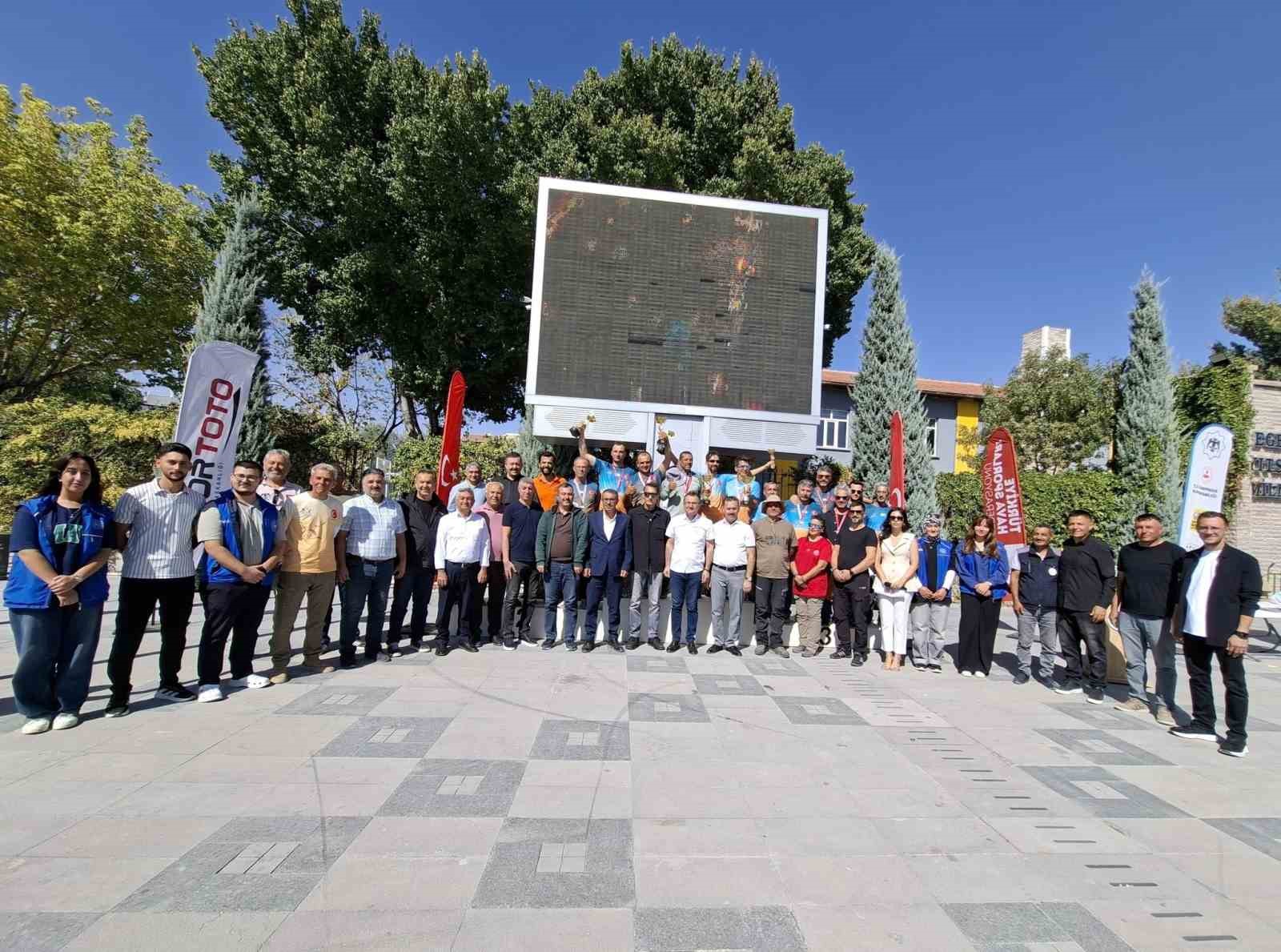 Karapınar’da Uluslararası Yelkenkanat Şampiyonası ödül töreni düzenlendi