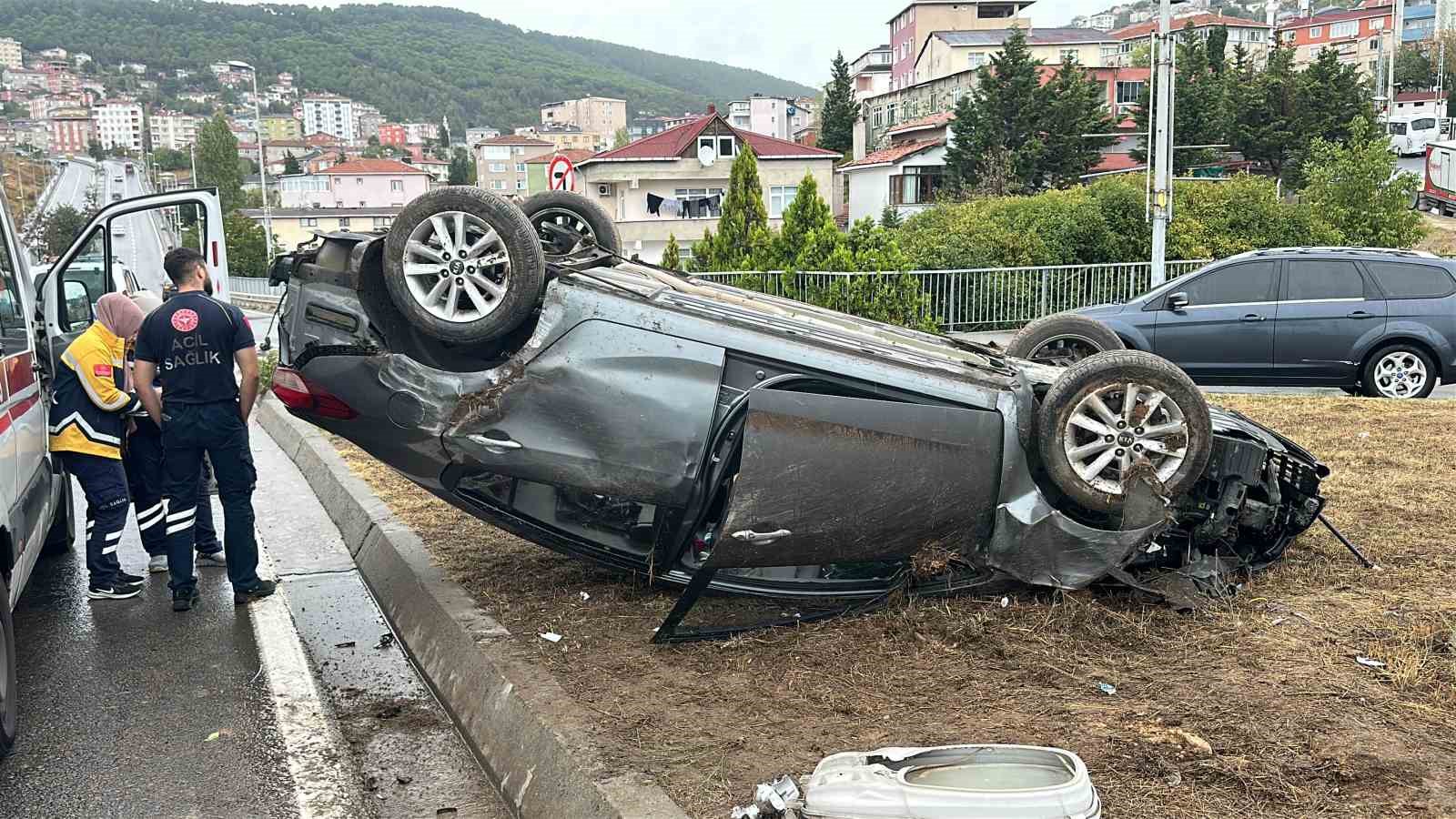 Maltepe’de yağış kazayı beraberinde getirdi: Otomobil direğe çarpıp ters döndü